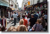 DSC_4285 * The sea of people along Rue du Steinkerque in Montmartre