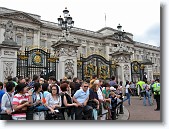 IMG_1015 * Tourists at the gate of Buckingham Palace