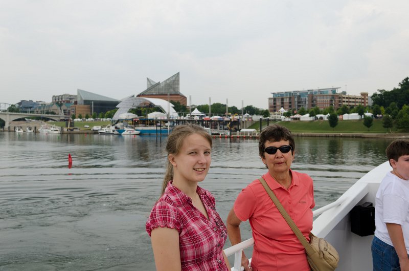 _DSC7039.jpg - Teagan and Betty with aquarium in background